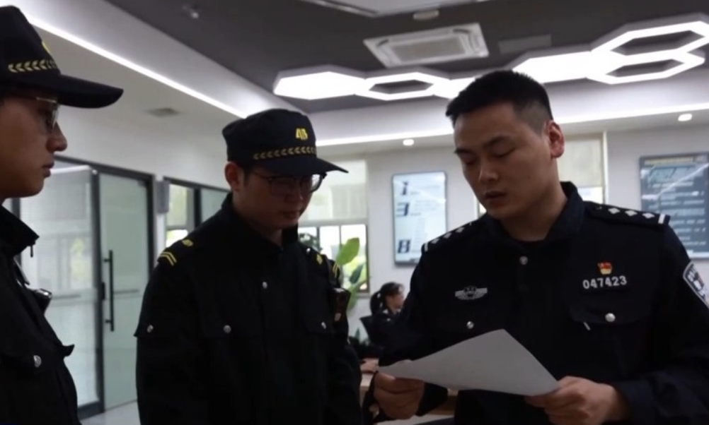 Tịch thu 10 xe ô tô, vàng, túi hiệu, bất động sản và cổ phiếu trong nhà 1 Giám đốc công ty dệt may biển thủ 182 tỷ đồng- Ảnh 2. Tịch thu 10 xe ô tô, vàng, túi hiệu, bất động sản và cổ phiếu trong nhà 1 Giám đốc công ty dệt may biển thủ 182 tỷ đồng- Ảnh 2.