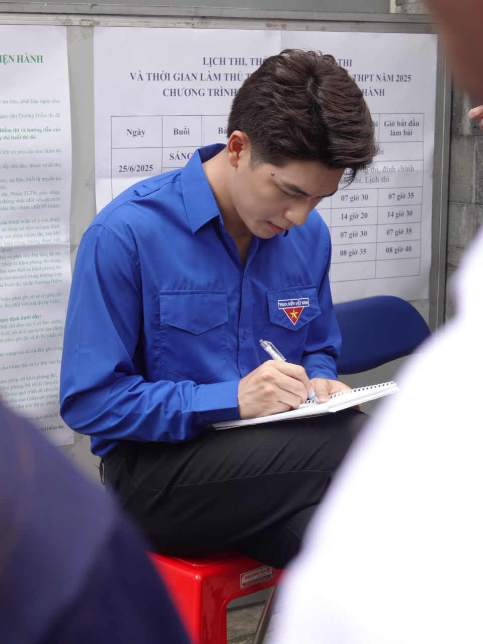 Một nam thần Vbiz bất ngờ xuất hiện trước cổng điểm thi tốt nghiệp THPT, danh tính khiến ai nấy đều nháo nhào!- Ảnh 5. Một nam thần Vbiz bất ngờ xuất hiện trước cổng điểm thi tốt nghiệp THPT, danh tính khiến ai nấy đều nháo nhào!- Ảnh 5.