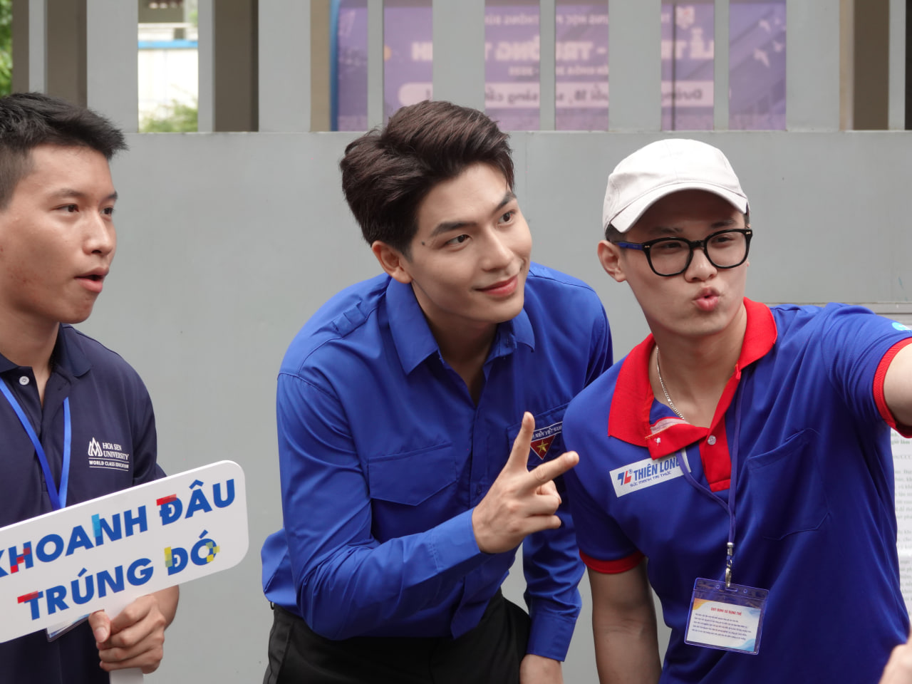 Một nam thần Vbiz bất ngờ xuất hiện trước cổng điểm thi tốt nghiệp THPT, danh tính khiến ai nấy đều nháo nhào!- Ảnh 3. Một nam thần Vbiz bất ngờ xuất hiện trước cổng điểm thi tốt nghiệp THPT, danh tính khiến ai nấy đều nháo nhào!- Ảnh 3.