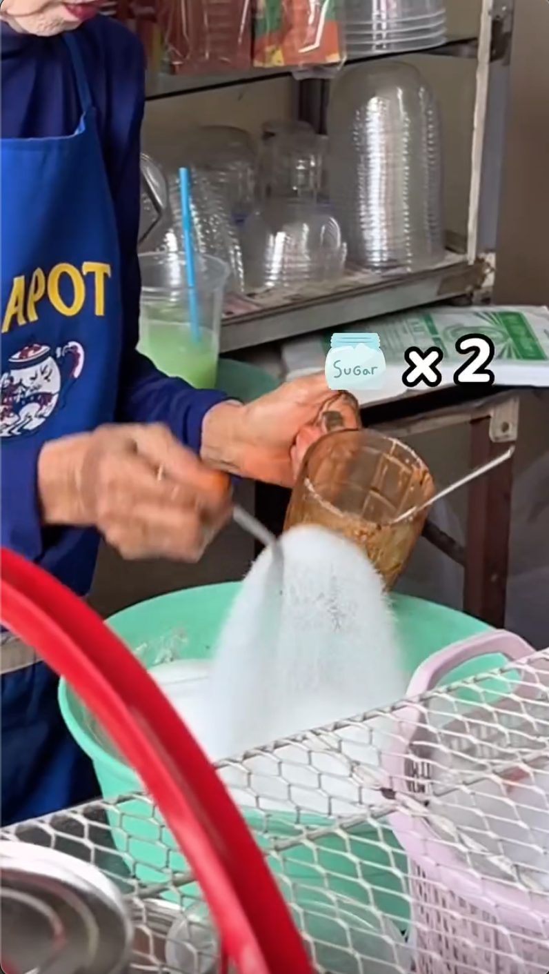 Chân dung bà chủ quán cà phê Thái có lớp make-up triệu người Chân dung bà chủ quán cà phê Thái có lớp make-up triệu người