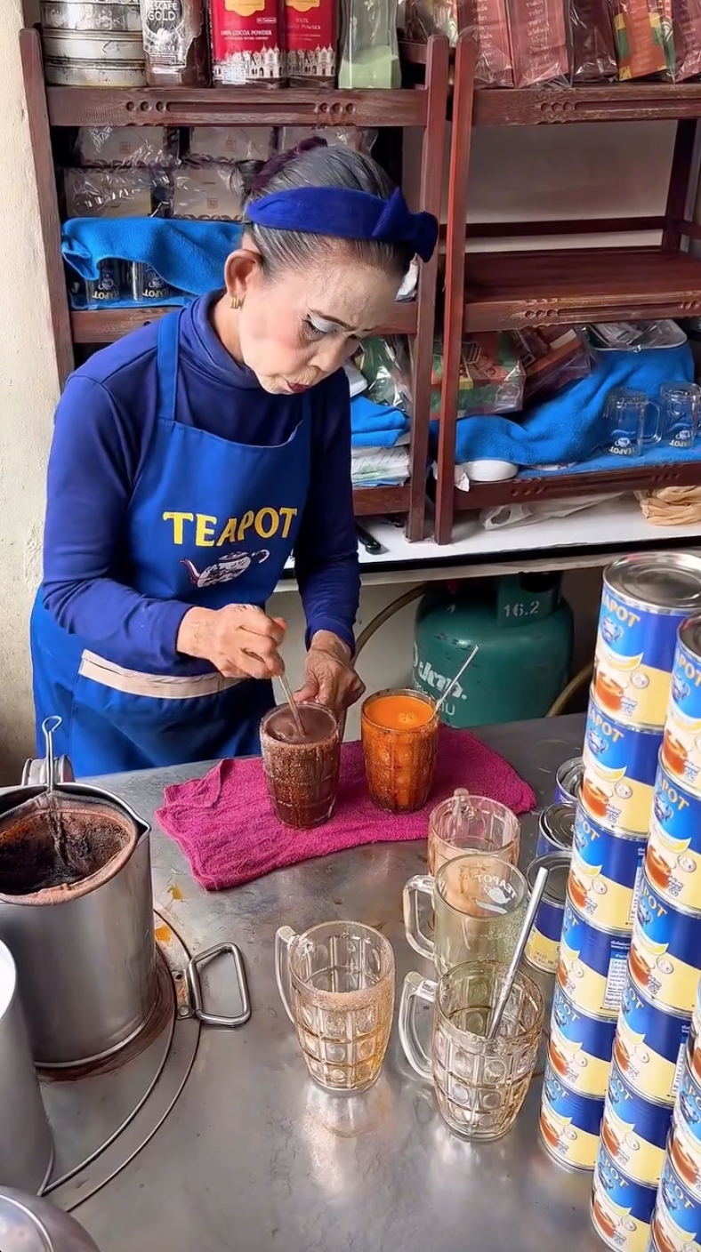 Chân dung bà chủ quán cà phê Thái có lớp make-up triệu người Chân dung bà chủ quán cà phê Thái có lớp make-up triệu người