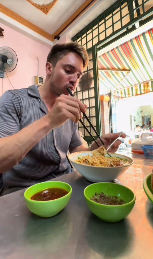 Người Sài Gòn 30 năm phải vào xem anh Tây này đi ăn gì rồi đi theo, list nhạc nền thì "ối dồi ôi"- Ảnh 1. Người Sài Gòn 30 năm phải vào xem anh Tây này đi ăn gì rồi đi theo, list nhạc nền thì "ối dồi ôi"- Ảnh 1.