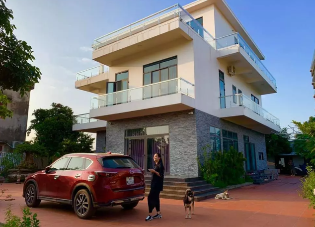 Vợ chồng Hữu Công đang gây chú ý trên MXH: Từng dính nghi vấn ‘né thuế’, sở hữu tài sản "khủng" cỡ nào?- Ảnh 4. Vợ chồng Hữu Công đang gây chú ý trên MXH: Từng dính nghi vấn ‘né thuế’, sở hữu tài sản "khủng" cỡ nào?- Ảnh 4.