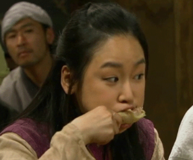 Showbiz có duy nhất 1 mỹ nhân đổi đời nhờ giỏi ăn, cứ ngồi ăn là đẹp lên gấp 1000 lần- Ảnh 1.