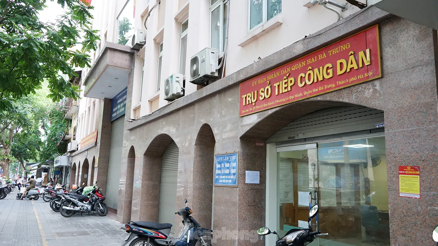 Hà Nội gấp rút thay biển trụ sở, chờ 'thời khắc lịch sử'- Ảnh 1. Hà Nội gấp rút thay biển trụ sở, chờ 'thời khắc lịch sử'- Ảnh 1.