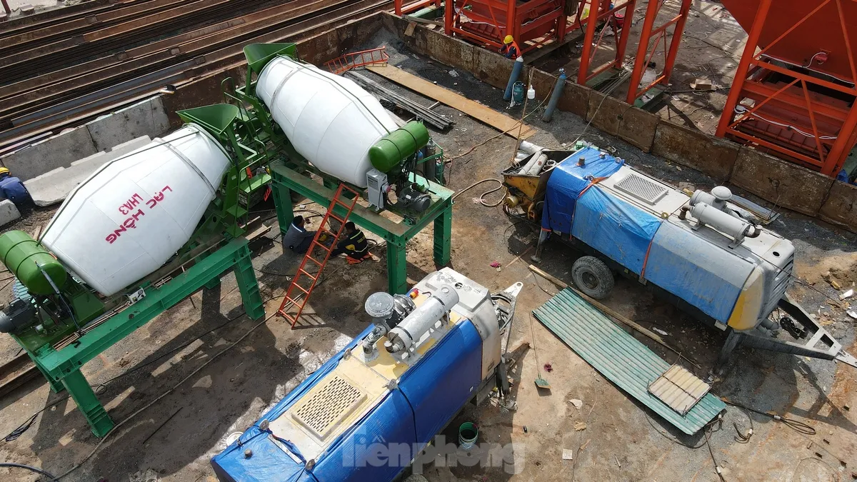 Công trường xây dựng cầu Tứ Liên sau 1 tháng thi công- Ảnh 6. Công trường xây dựng cầu Tứ Liên sau 1 tháng thi công- Ảnh 6.