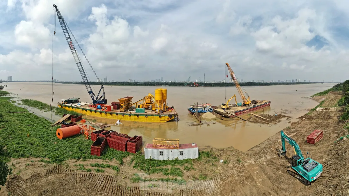 Công trường xây dựng cầu Tứ Liên sau 1 tháng thi công- Ảnh 8. Công trường xây dựng cầu Tứ Liên sau 1 tháng thi công- Ảnh 8.