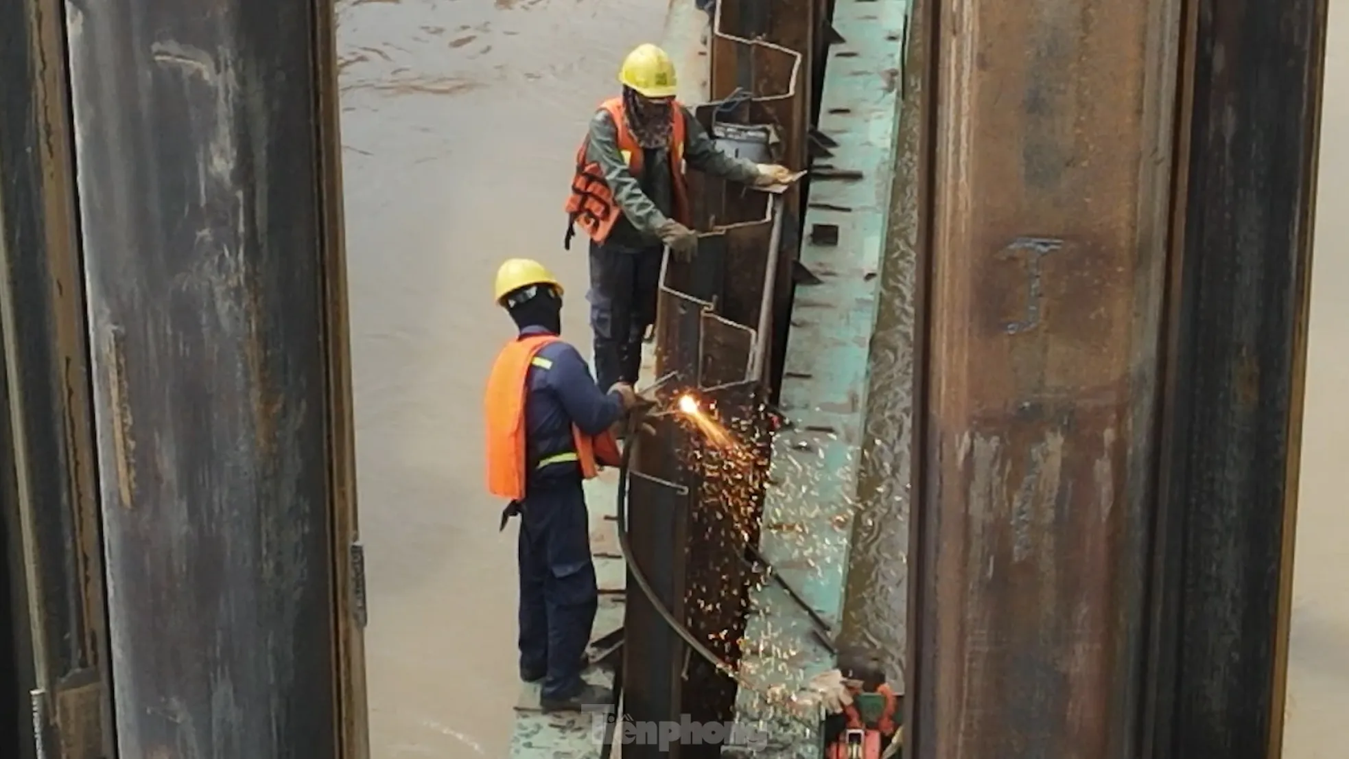 Công trường xây dựng cầu Tứ Liên sau 1 tháng thi công- Ảnh 13. Công trường xây dựng cầu Tứ Liên sau 1 tháng thi công- Ảnh 13.