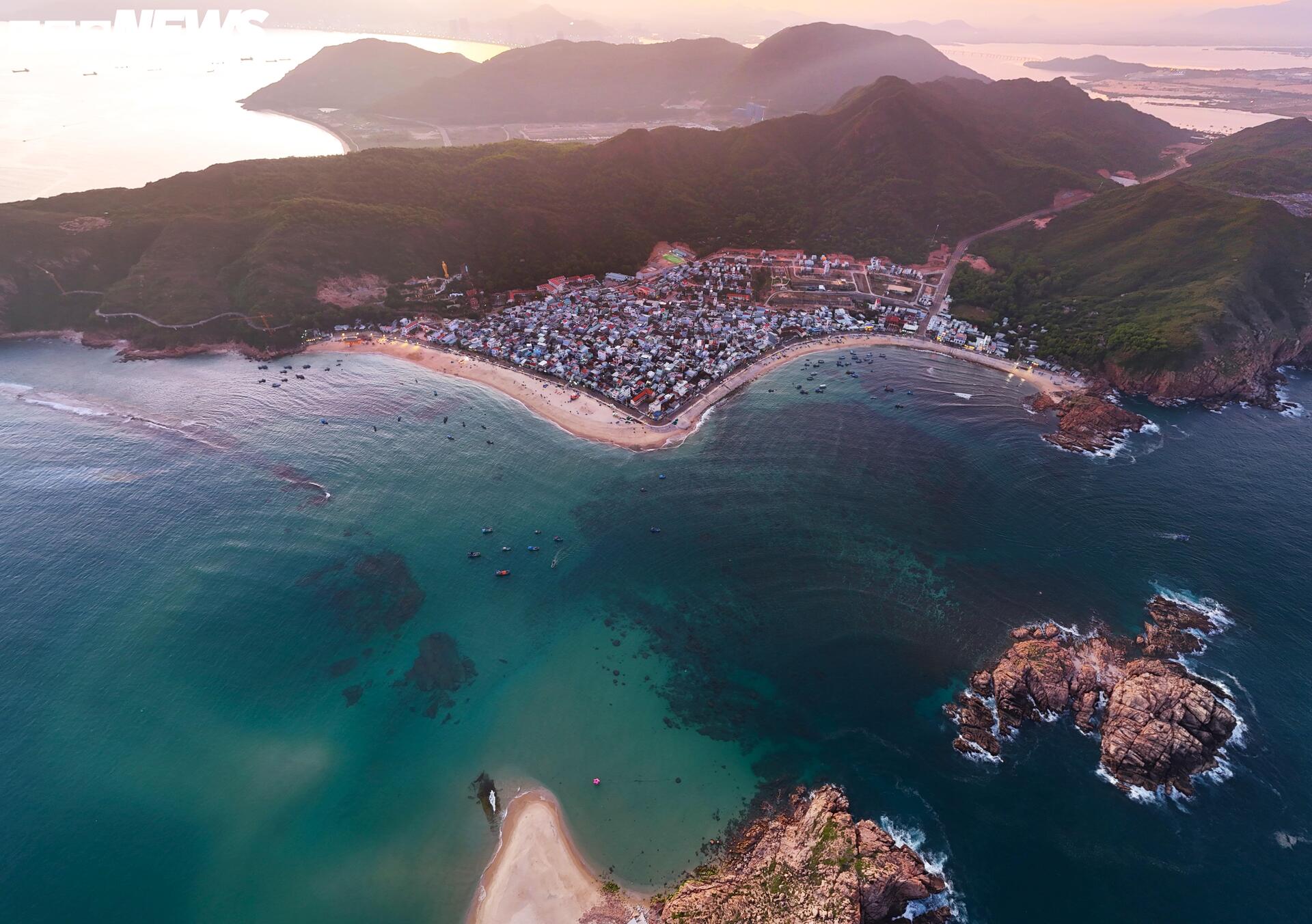 'Trốn' phố thị ồn ào, về Quy Nhơn ngắm rong mơ nhuộm vàng đáy biển- Ảnh 1. 'Trốn' phố thị ồn ào, về Quy Nhơn ngắm rong mơ nhuộm vàng đáy biển- Ảnh 1.