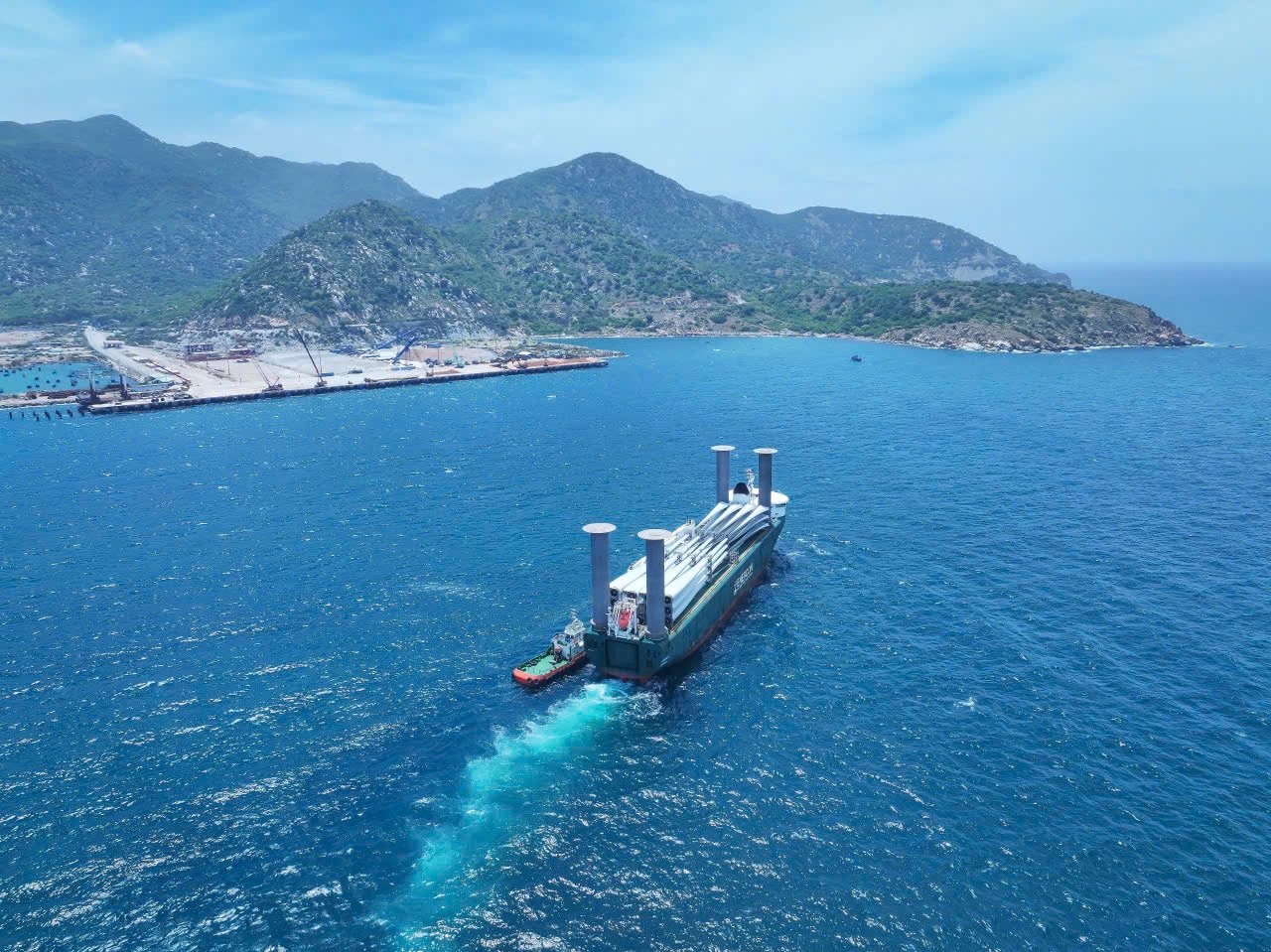Cảng biển Trung Nam Cà Ná điểm nhấn trên trên bản đồ hàng hải quốc tế- Ảnh 3. Cảng biển Trung Nam Cà Ná điểm nhấn trên trên bản đồ hàng hải quốc tế- Ảnh 3.