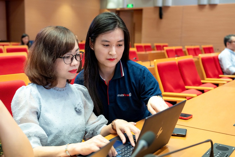 MobiFone phối hợp với Trung tâm Phục vụ hành chính công Hà Nội triển khai tập huấn dịch vụ công trực tuyến theo mô hình chính quyền địa phương 2 cấp- Ảnh 3. MobiFone phối hợp với Trung tâm Phục vụ hành chính công Hà Nội triển khai tập huấn dịch vụ công trực tuyến theo mô hình chính quyền địa phương 2 cấp- Ảnh 3.