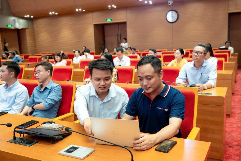 MobiFone phối hợp với Trung tâm Phục vụ hành chính công Hà Nội triển khai tập huấn dịch vụ công trực tuyến theo mô hình chính quyền địa phương 2 cấp- Ảnh 2. MobiFone phối hợp với Trung tâm Phục vụ hành chính công Hà Nội triển khai tập huấn dịch vụ công trực tuyến theo mô hình chính quyền địa phương 2 cấp- Ảnh 2.