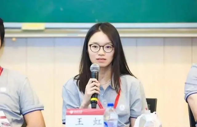 Hai thiên tài toán học cùng xuất hiện trong một khung hình: Vi Thần bất ngờ "phá vỏ", sôi nổi tranh luận trước đám đông- Ảnh 4. Hai thiên tài toán học cùng xuất hiện trong một khung hình: Vi Thần bất ngờ "phá vỏ", sôi nổi tranh luận trước đám đông- Ảnh 4.