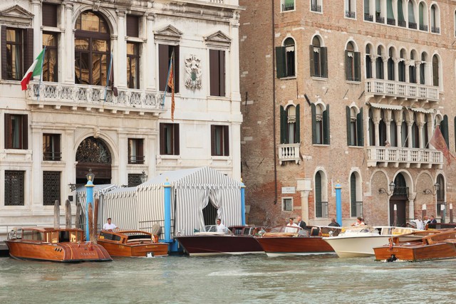 Cảnh tượng không thể tin tại đám cưới thế kỷ của tỉ phú Jeff Bezos: Kênh đào ở Venice hoá thảm đỏ bởi dàn sao khủng- Ảnh 19. Cảnh tượng không thể tin tại đám cưới thế kỷ của tỉ phú Jeff Bezos: Kênh đào ở Venice hoá thảm đỏ bởi dàn sao khủng- Ảnh 19.