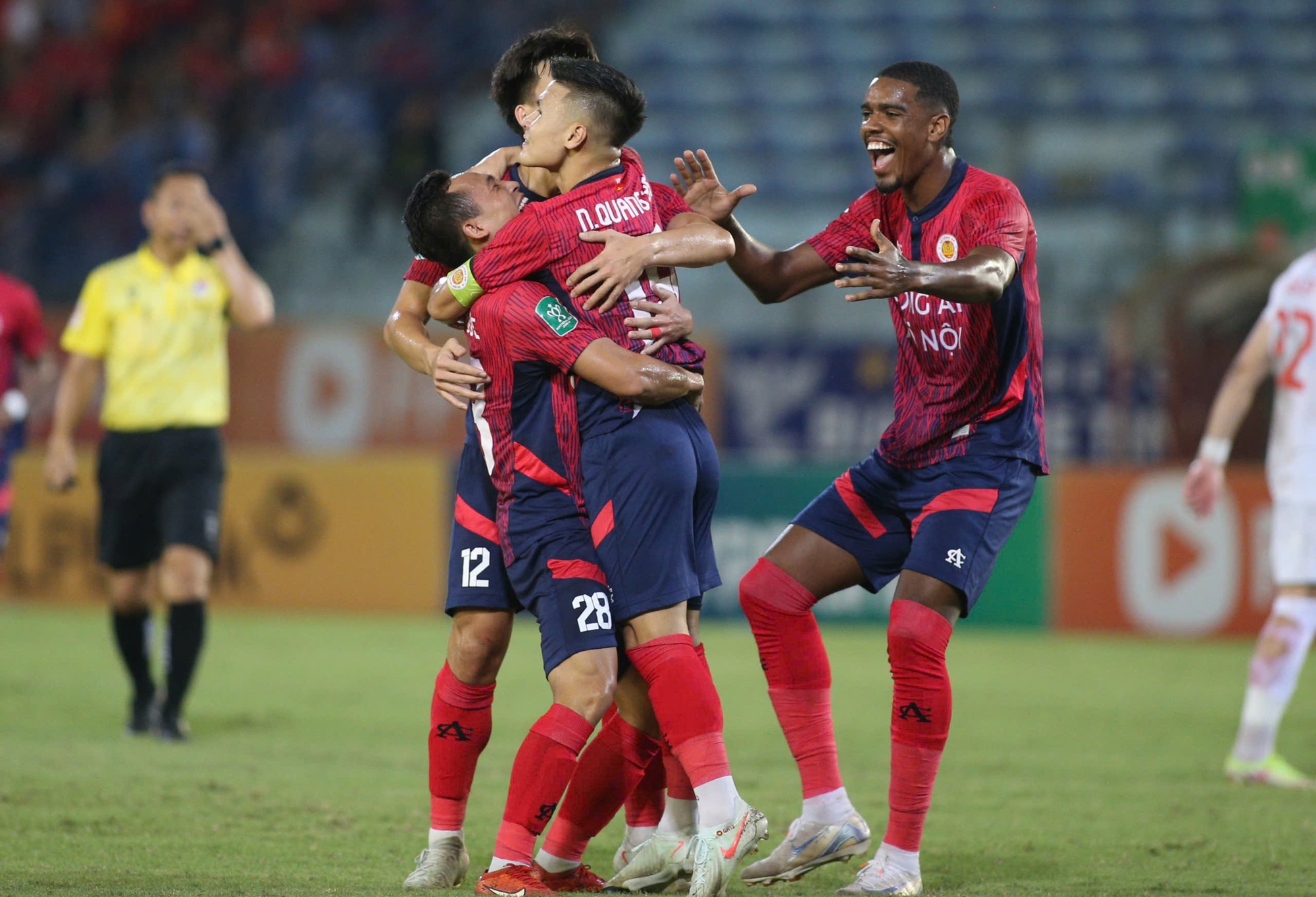 Chu Thanh Huyền hú hét trên sân Hàng Đẫy khẳng định Chu Thanh Huyền hú hét trên sân Hàng Đẫy khẳng định