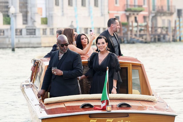 Cảnh tượng không thể tin tại đám cưới thế kỷ của tỉ phú Jeff Bezos: Kênh đào ở Venice hoá thảm đỏ bởi dàn sao khủng- Ảnh 10. Cảnh tượng không thể tin tại đám cưới thế kỷ của tỉ phú Jeff Bezos: Kênh đào ở Venice hoá thảm đỏ bởi dàn sao khủng- Ảnh 10.
