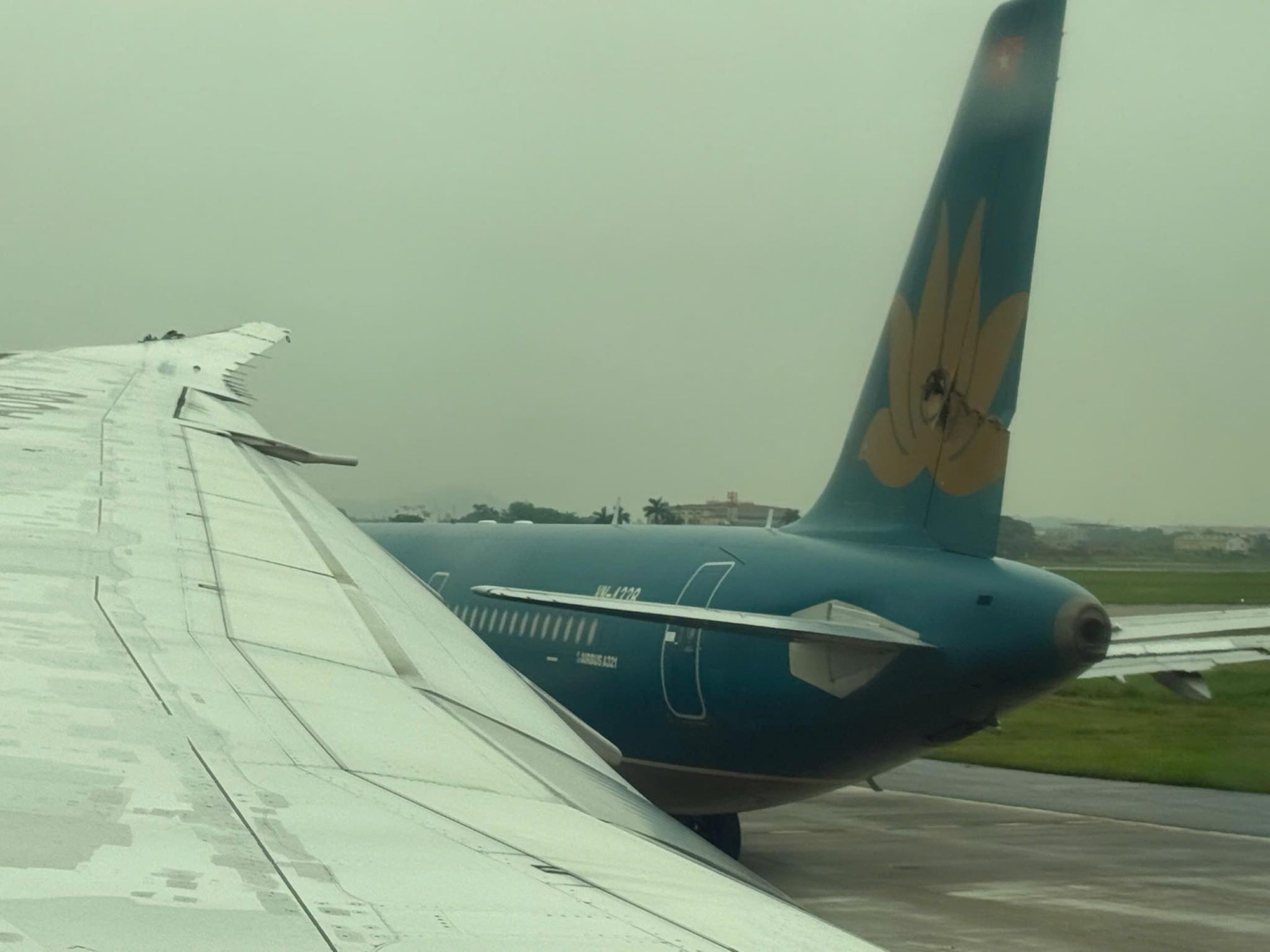 VIDEO: Hai máy bay va quệt nhau tại sân bay Nội Bài- Ảnh 1.