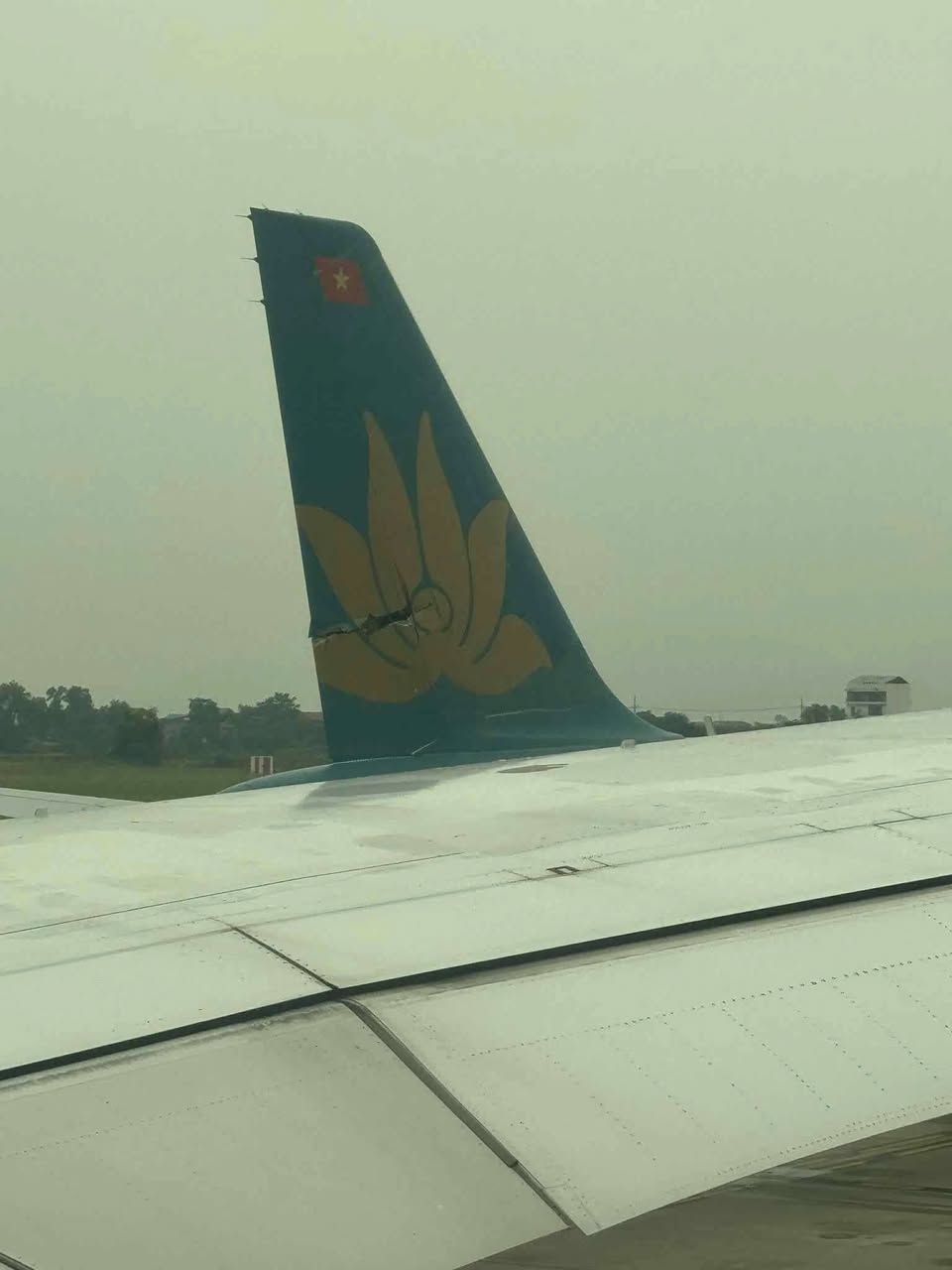 Sơ tán toàn bộ hành khách trên hai chuyến bay va chạm tại sân bay Nội Bài- Ảnh 1. Sơ tán toàn bộ hành khách trên hai chuyến bay va chạm tại sân bay Nội Bài- Ảnh 1.