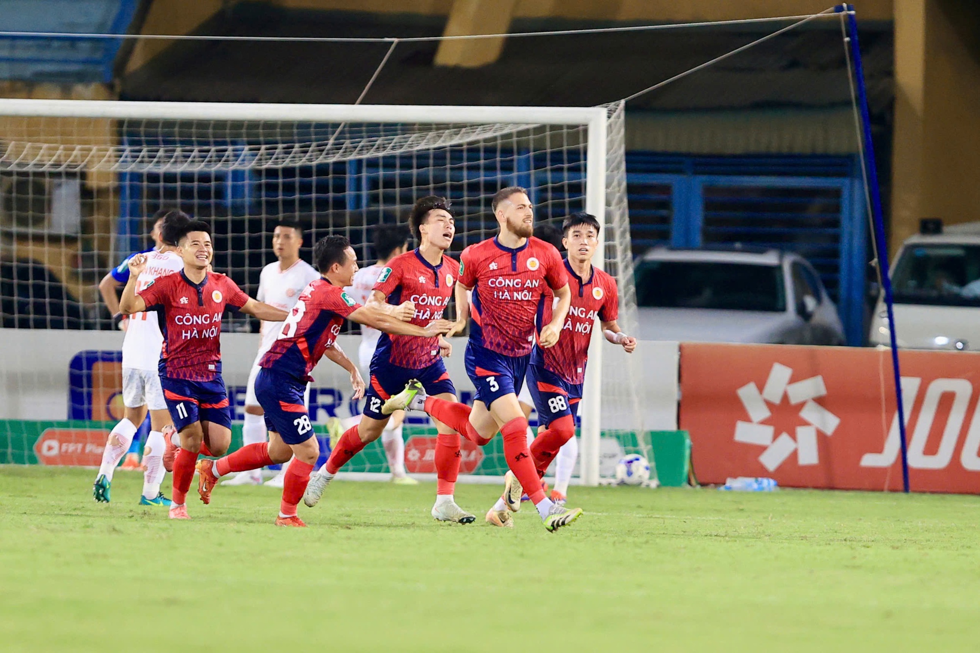 Chu Thanh Huyền hú hét trên sân Hàng Đẫy khẳng định Chu Thanh Huyền hú hét trên sân Hàng Đẫy khẳng định