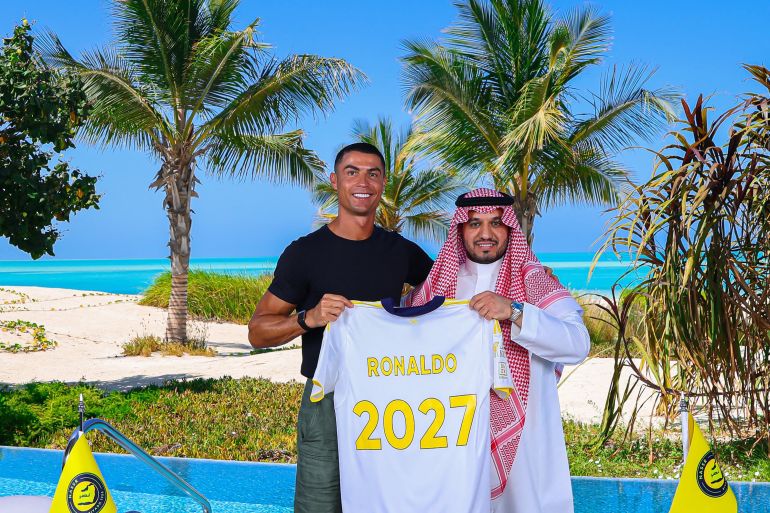 Ronaldo gia hạn hợp đồng với thu nhập "khủng", thêm quyền lực ở Al-Nassr- Ảnh 1. Ronaldo gia hạn hợp đồng với thu nhập "khủng", thêm quyền lực ở Al-Nassr- Ảnh 1.