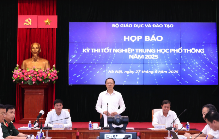 Bộ GD-ĐT sẽ xem xét về độ khó của đề thi toán, tiếng Anh- Ảnh 1. Bộ GD-ĐT sẽ xem xét về độ khó của đề thi toán, tiếng Anh- Ảnh 1.
