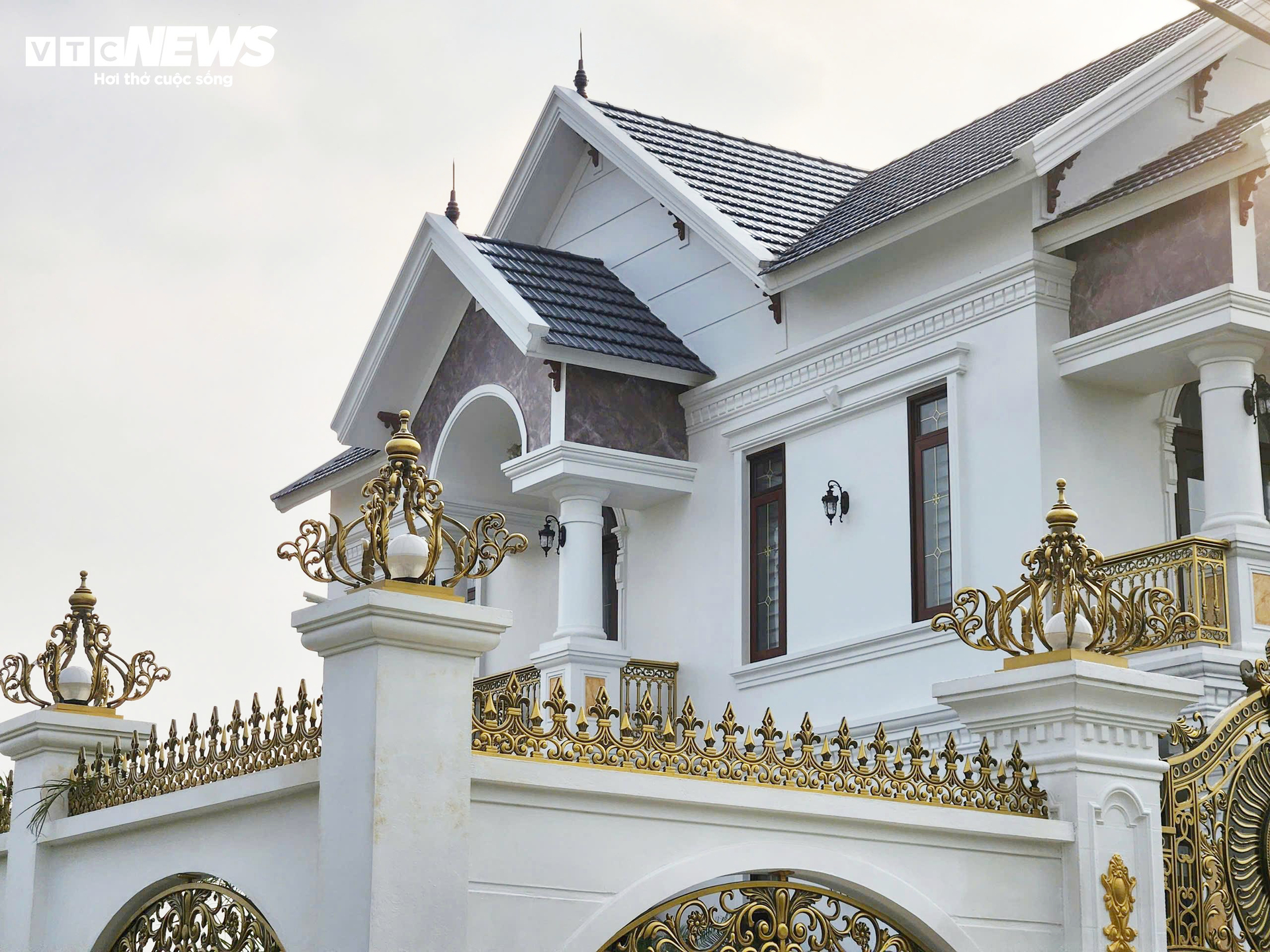 Biệt thự của 'ông trùm' 38 tuổi cầm đầu đường dây lừa đảo hơn 2.000 tỷ đồng- Ảnh 9.