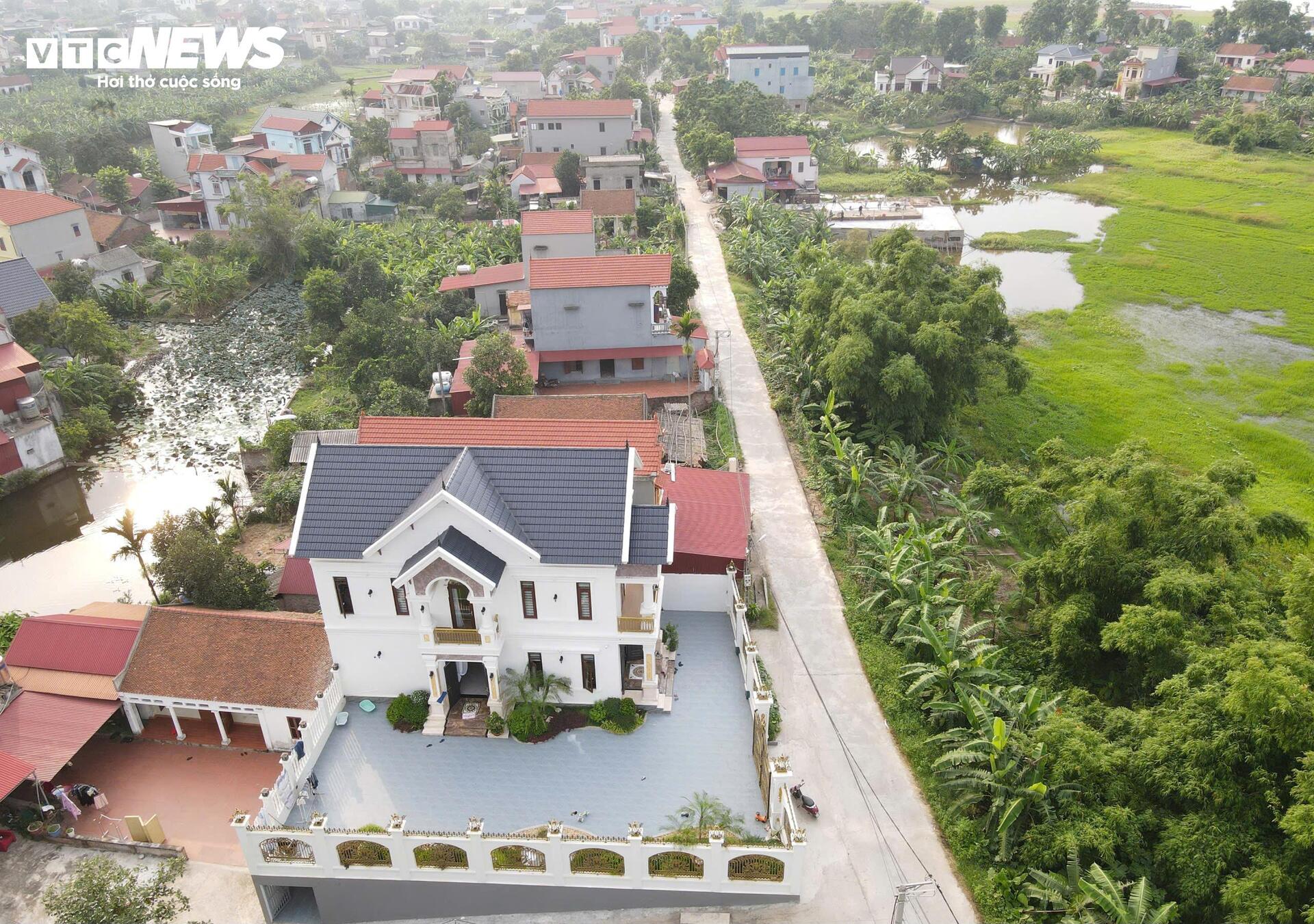 Biệt thự của 'ông trùm' 38 tuổi cầm đầu đường dây lừa đảo hơn 2.000 tỷ đồng- Ảnh 8.
