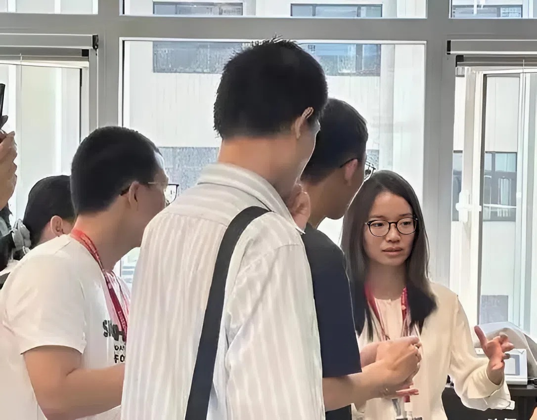 Hai thiên tài toán học cùng xuất hiện trong một khung hình: Vi Thần bất ngờ "phá vỏ", sôi nổi tranh luận trước đám đông- Ảnh 1. Hai thiên tài toán học cùng xuất hiện trong một khung hình: Vi Thần bất ngờ "phá vỏ", sôi nổi tranh luận trước đám đông- Ảnh 1.