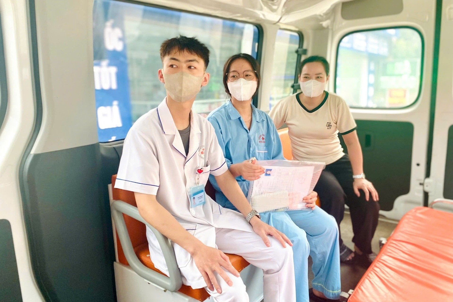 Nữ sinh vừa mổ ruột thừa được xe cấp cứu đưa đến điểm thi tốt nghiệp- Ảnh 1. Nữ sinh vừa mổ ruột thừa được xe cấp cứu đưa đến điểm thi tốt nghiệp- Ảnh 1.