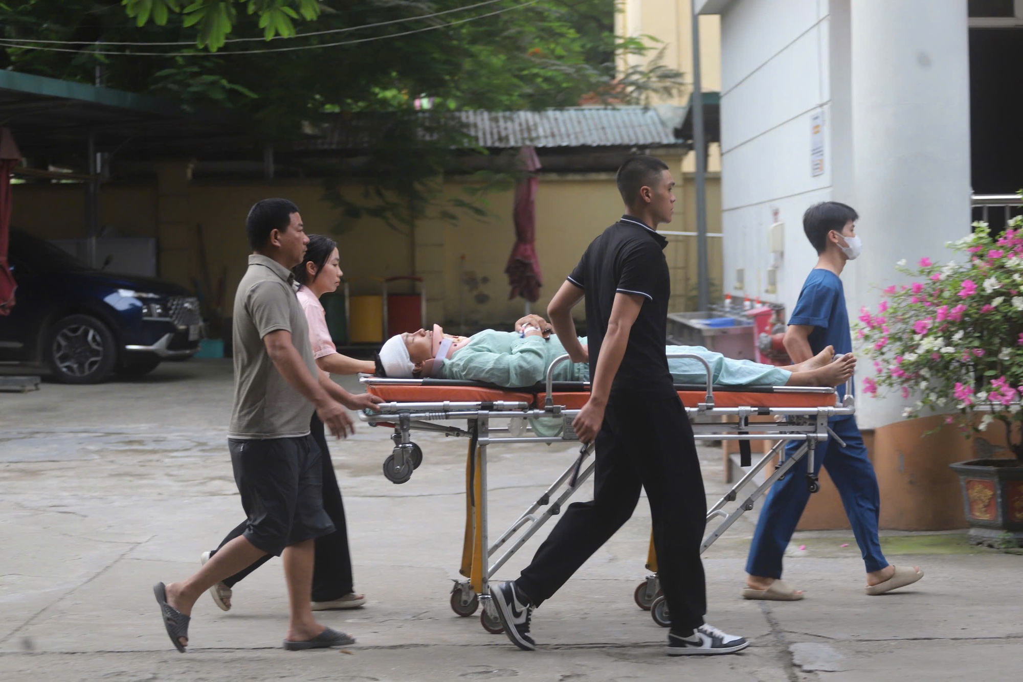 Nữ sinh vừa mổ ruột thừa được xe cấp cứu đưa đến điểm thi tốt nghiệp- Ảnh 2. Nữ sinh vừa mổ ruột thừa được xe cấp cứu đưa đến điểm thi tốt nghiệp- Ảnh 2.