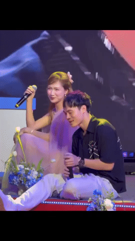 Hoà Minzy-Văn Toàn đẹp đôi sánh vai, netizen soi lời nhắn Hoà Minzy-Văn Toàn đẹp đôi sánh vai, netizen soi lời nhắn