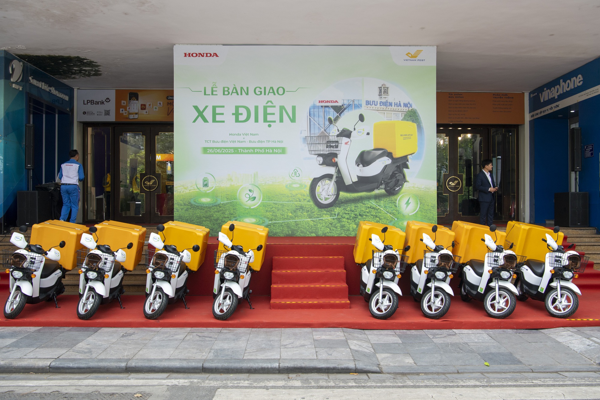Honda bàn giao 205 xe máy điện Benly e: cho Việt Nam Post- Ảnh 1. Honda bàn giao 205 xe máy điện Benly e: cho Việt Nam Post- Ảnh 1.