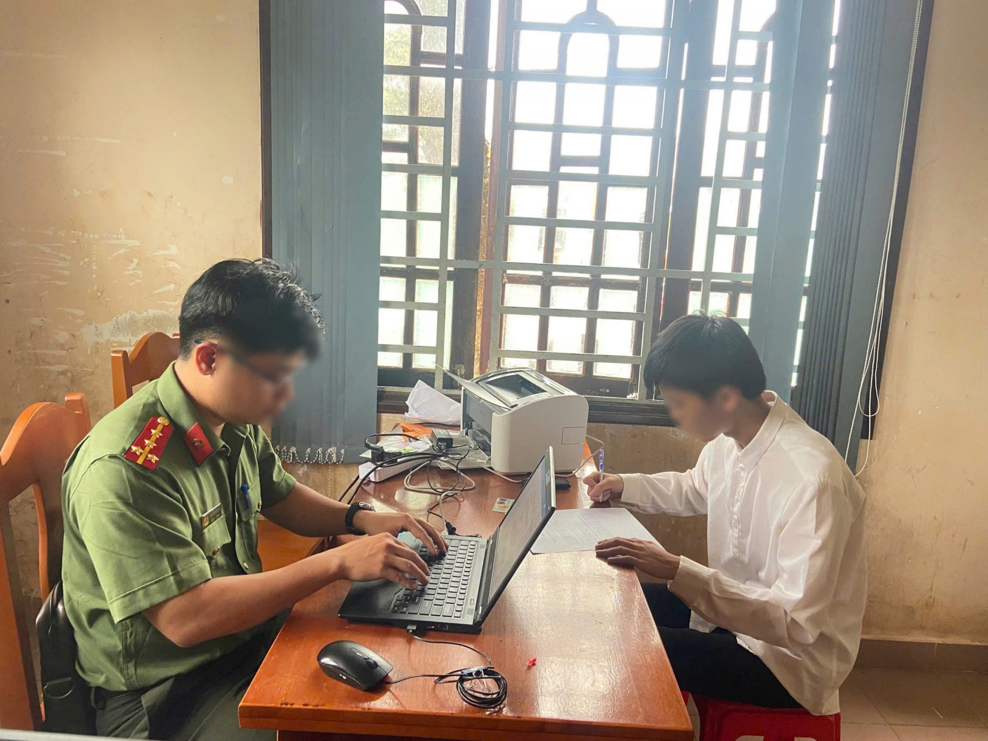 Nam sinh 2007 bị khởi tố vì sử dụng thiết bị công nghệ cao để gian lận trong kỳ thi tốt nghiệp Trung học phổ thông 2025- Ảnh 1. Nam sinh 2007 bị khởi tố vì sử dụng thiết bị công nghệ cao để gian lận trong kỳ thi tốt nghiệp Trung học phổ thông 2025- Ảnh 1.