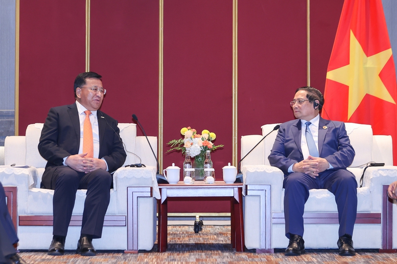 Thủ tướng gặp lãnh đạo doanh nghiệp xây cầu dây văng trụ thấp dài nhất châu Phi: Tín hiệu cho cuộc cách mạng hạ tầng?- Ảnh 1. Thủ tướng gặp lãnh đạo doanh nghiệp xây cầu dây văng trụ thấp dài nhất châu Phi: Tín hiệu cho cuộc cách mạng hạ tầng?- Ảnh 1.