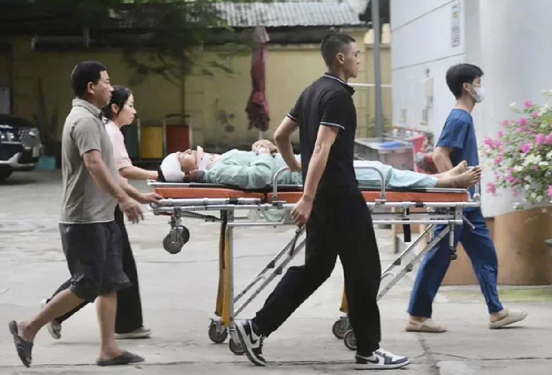 1001 TÌNH HUỐNG éo le kỳ thi TN THPT 2025: Có em đến điểm thi bằng cáng, em bị đình chỉ vì mang điện thoại, em được CSGT dùng mô tô đưa đi đổi thẻ dự thi- Ảnh 1. 1001 TÌNH HUỐNG éo le kỳ thi TN THPT 2025: Có em đến điểm thi bằng cáng, em bị đình chỉ vì mang điện thoại, em được CSGT dùng mô tô đưa đi đổi thẻ dự thi- Ảnh 1.