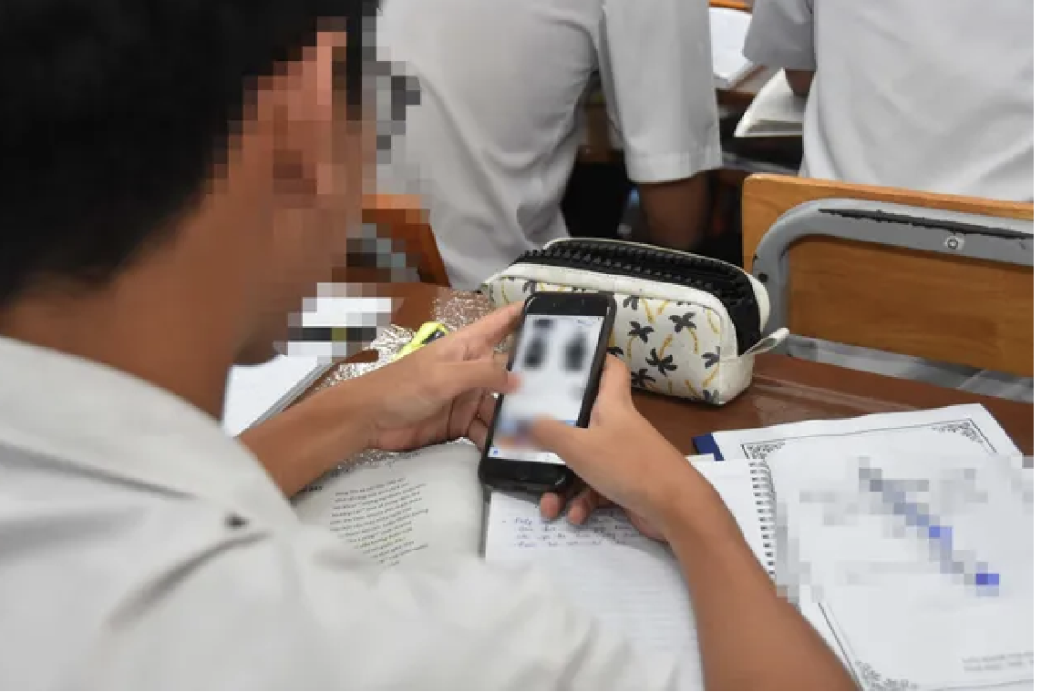 1001 TÌNH HUỐNG éo le kỳ thi TN THPT 2025: Có em đến điểm thi bằng cáng, em bị đình chỉ vì mang điện thoại, em được CSGT dùng mô tô đưa đi đổi thẻ dự thi- Ảnh 2. 1001 TÌNH HUỐNG éo le kỳ thi TN THPT 2025: Có em đến điểm thi bằng cáng, em bị đình chỉ vì mang điện thoại, em được CSGT dùng mô tô đưa đi đổi thẻ dự thi- Ảnh 2.