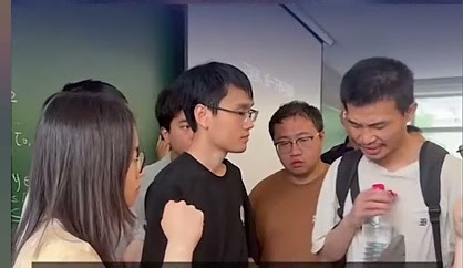 Hai thiên tài toán học cùng xuất hiện trong một khung hình: Vi Thần bất ngờ "phá vỏ", sôi nổi tranh luận trước đám đông- Ảnh 6. Hai thiên tài toán học cùng xuất hiện trong một khung hình: Vi Thần bất ngờ "phá vỏ", sôi nổi tranh luận trước đám đông- Ảnh 6.