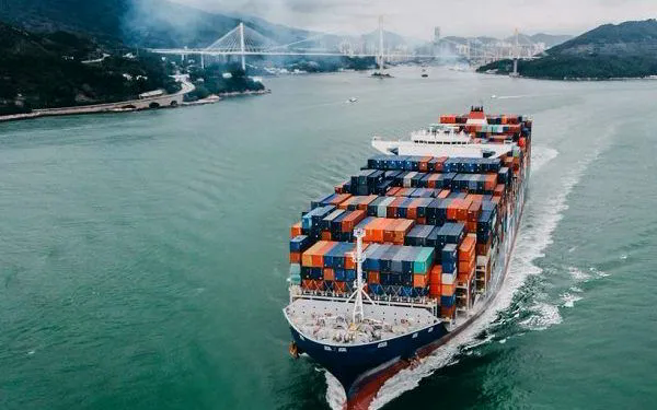 Từ cà phê đến công nghệ cao: Xuất khẩu Việt Nam vẽ đường đi giữa "mây mù" kinh tế- Ảnh 1.