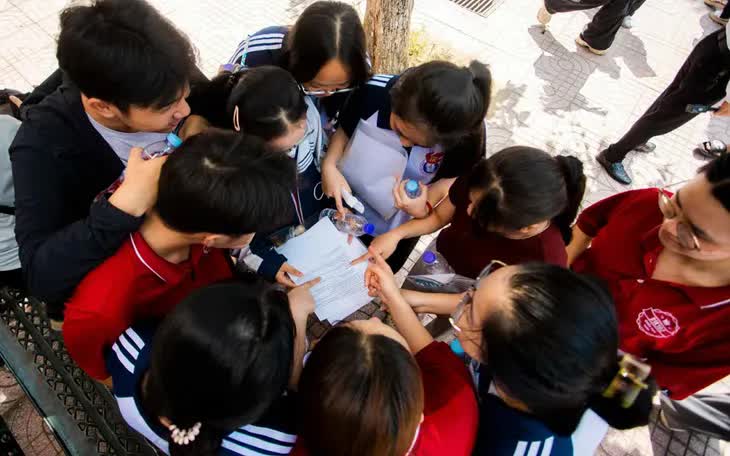 Thí sinh tham dự kỳ thi tốt nghiệp THPT 2025 sau khi hoàn thành bài thi. Ảnh minh họa: Văn Lang Thí sinh tham dự kỳ thi tốt nghiệp THPT 2025 sau khi hoàn thành bài thi. Ảnh minh họa: Văn Lang