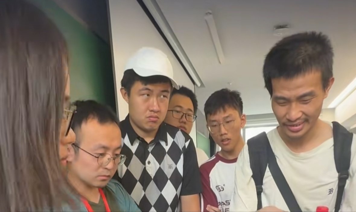 Hai thiên tài toán học cùng xuất hiện trong một khung hình: Vi Thần bất ngờ "phá vỏ", sôi nổi tranh luận trước đám đông- Ảnh 7. Hai thiên tài toán học cùng xuất hiện trong một khung hình: Vi Thần bất ngờ "phá vỏ", sôi nổi tranh luận trước đám đông- Ảnh 7.