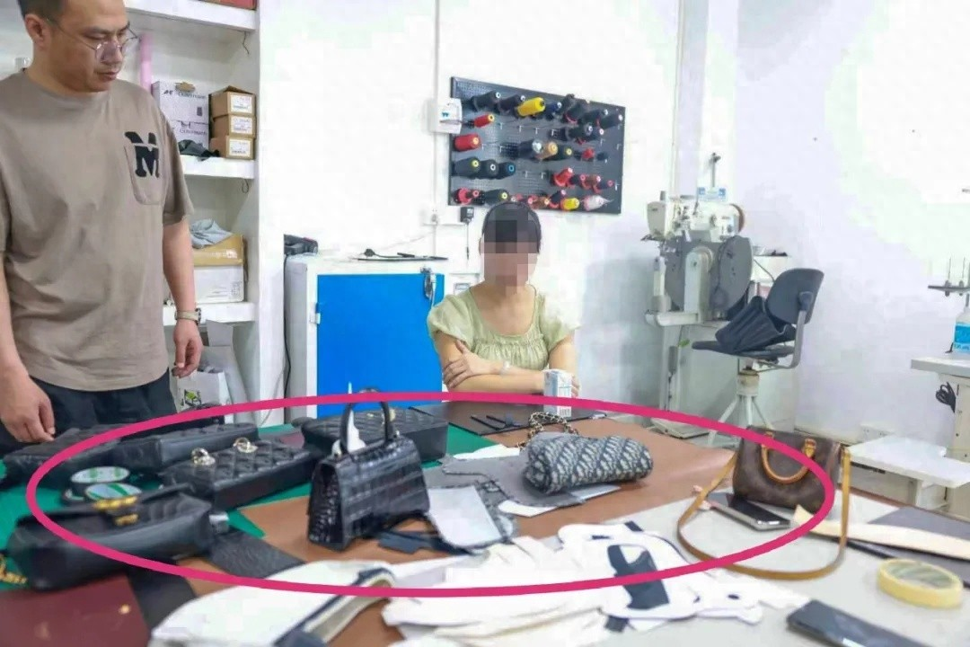 Theo dõi căn hộ 6 tầng sáng đèn suốt ngày, phanh phui đường dây sản xuất hàng nhái quy mô 36 tỷ đồng: Tịch thu 50.000 sản phẩm giả thương hiệu nổi tiếng- Ảnh 1. Theo dõi căn hộ 6 tầng sáng đèn suốt ngày, phanh phui đường dây sản xuất hàng nhái quy mô 36 tỷ đồng: Tịch thu 50.000 sản phẩm giả thương hiệu nổi tiếng- Ảnh 1.