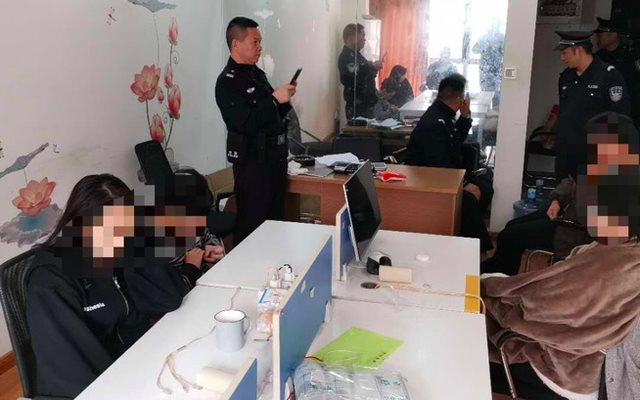 Cảnh sát ập vào bắt giữ 8 đối tượng giả danh nhân viên công ty chứng khoán, phanh phui đường dây lừa đảo, số tiền lên đến 153 tỷ- Ảnh 1.
