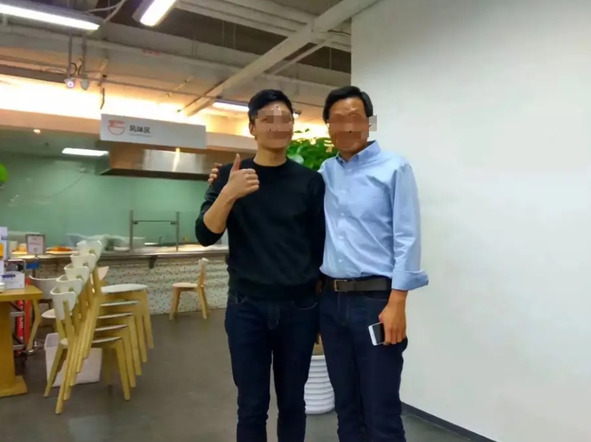 Vụ bê bối ngoại tình của cựu giám đốc bao nuôi 200 nữ sinh: Xiaomi nói gì khi ‘kẻ tội đồ’ tung ảnh chụp cùng CEO Lôi Quân?- Ảnh 2. Vụ bê bối ngoại tình của cựu giám đốc bao nuôi 200 nữ sinh: Xiaomi nói gì khi ‘kẻ tội đồ’ tung ảnh chụp cùng CEO Lôi Quân?- Ảnh 2.