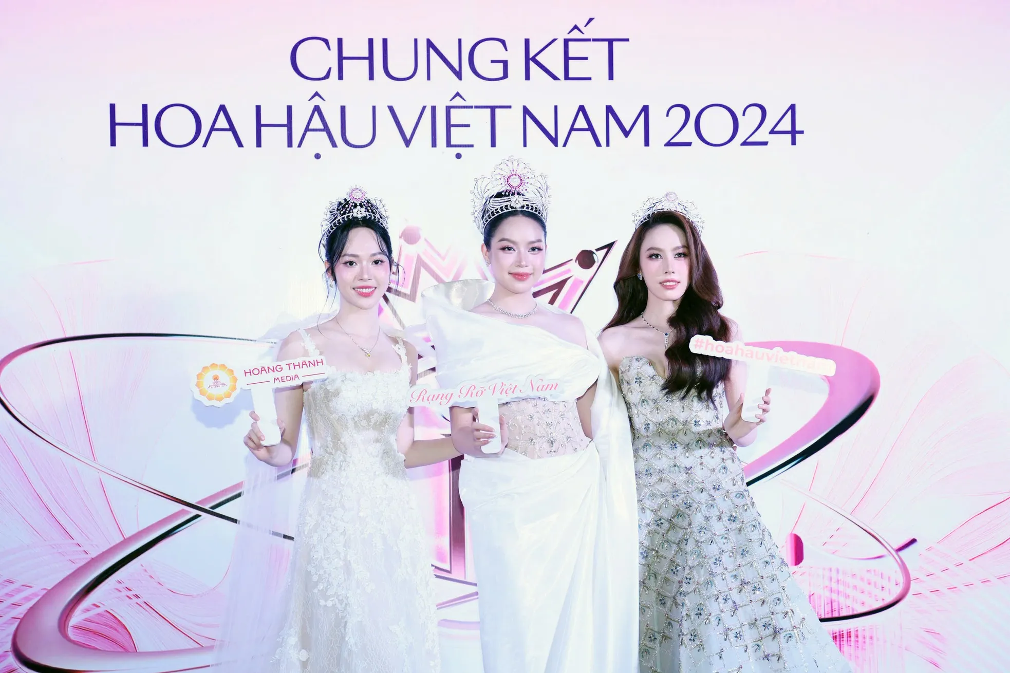 Hoa hậu Thanh Thủy đọ sắc hai á hậu trong ngày cuối nhiệm kỳ- Ảnh 1. Hoa hậu Thanh Thủy đọ sắc hai á hậu trong ngày cuối nhiệm kỳ- Ảnh 1.