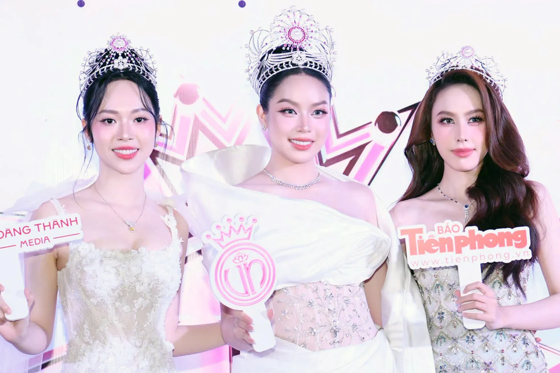 Hoa hậu Thanh Thủy đọ sắc hai á hậu trong ngày cuối nhiệm kỳ- Ảnh 3. Hoa hậu Thanh Thủy đọ sắc hai á hậu trong ngày cuối nhiệm kỳ- Ảnh 3.