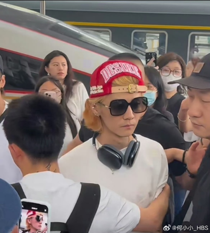 Nam thần đắt giá nhất showbiz gầy như "ăn giấy để sống", mặt chỉ toàn da bọc xương- Ảnh 1.