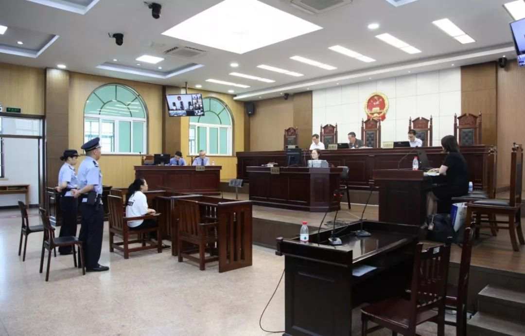 "Tôi không muốn ngồi tù, tôi muốn về nhà!" Quan bà "ngây thơ" biển thủ hơn 10 tỷ vì mê làm… công chúa- Ảnh 2. "Tôi không muốn ngồi tù, tôi muốn về nhà!" Quan bà "ngây thơ" biển thủ hơn 10 tỷ vì mê làm… công chúa- Ảnh 2.
