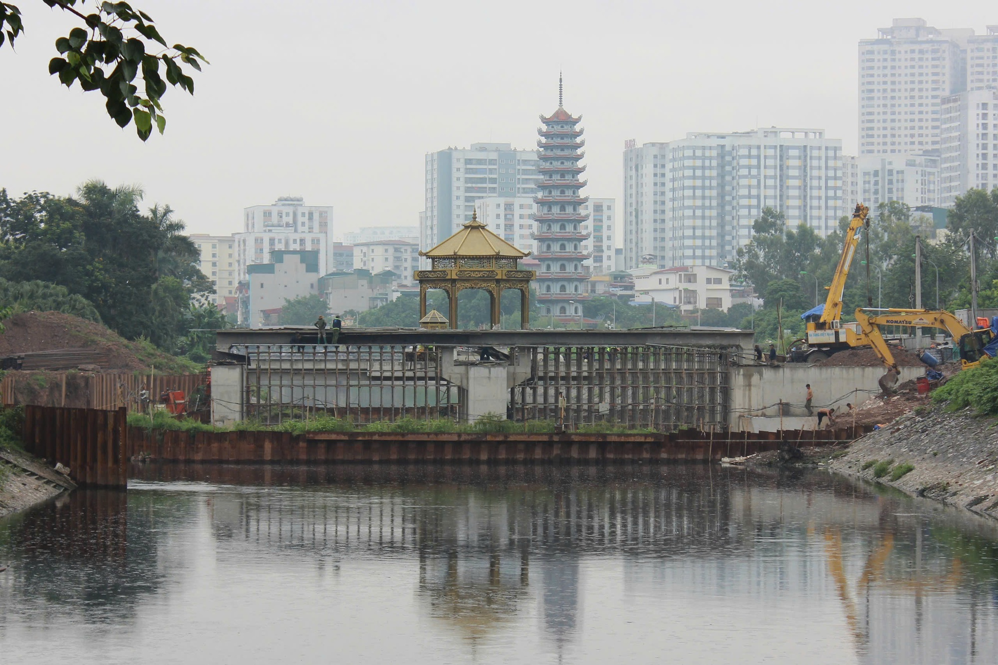 Cận cảnh đập dâng trong quá trình "hồi sinh" sông Tô Lịch- Ảnh 1. Cận cảnh đập dâng trong quá trình "hồi sinh" sông Tô Lịch- Ảnh 1.