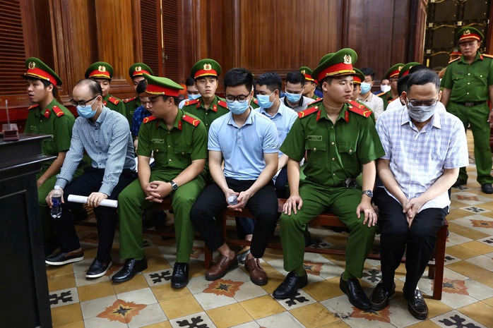 Cái cúi đầu của "ông trùm" cấp phiếu lý lịch tư pháp- Ảnh 1. Cái cúi đầu của "ông trùm" cấp phiếu lý lịch tư pháp- Ảnh 1.