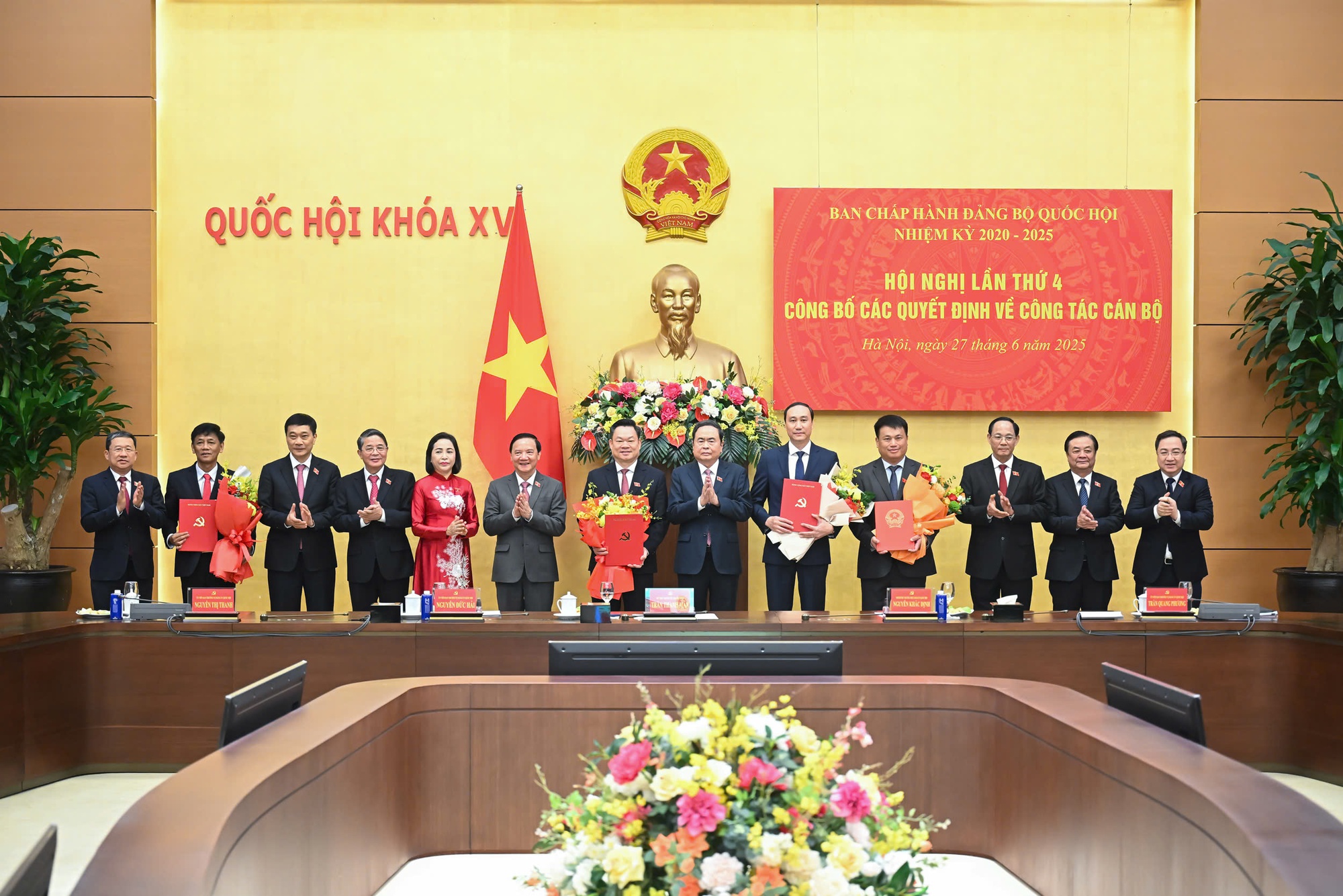 Công bố quyết định, nghị quyết của Bộ Chính trị, Ban Bí thư, UBTV Quốc hội về công tác nhân sự- Ảnh 2. Công bố quyết định, nghị quyết của Bộ Chính trị, Ban Bí thư, UBTV Quốc hội về công tác nhân sự- Ảnh 2.